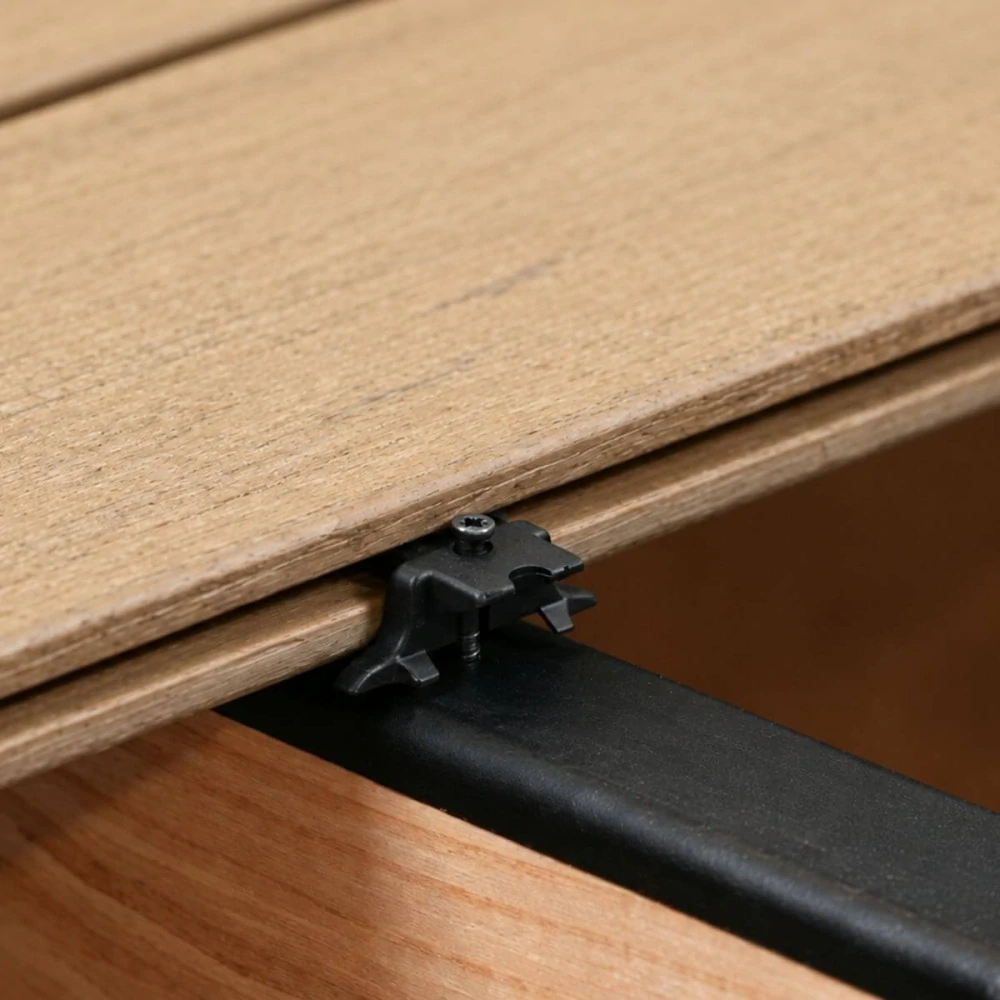 Montážní klip pro WPC terasy EDGELoc, nylonový s nerezovým vrutem, pokrytí 5,1 m²